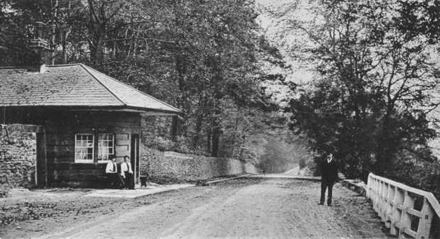 This view shows Kirklees Bar around 1910. Leave a comment if you like.